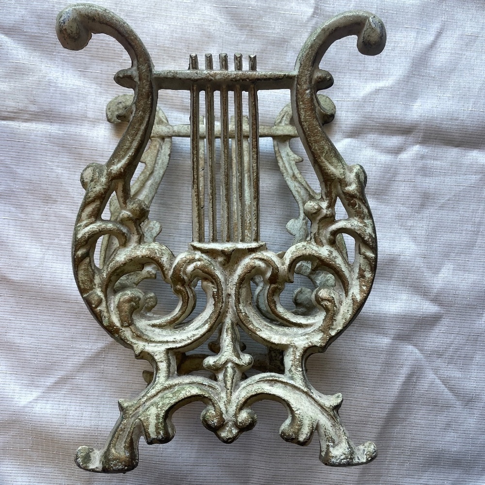 Lyre magazine holder